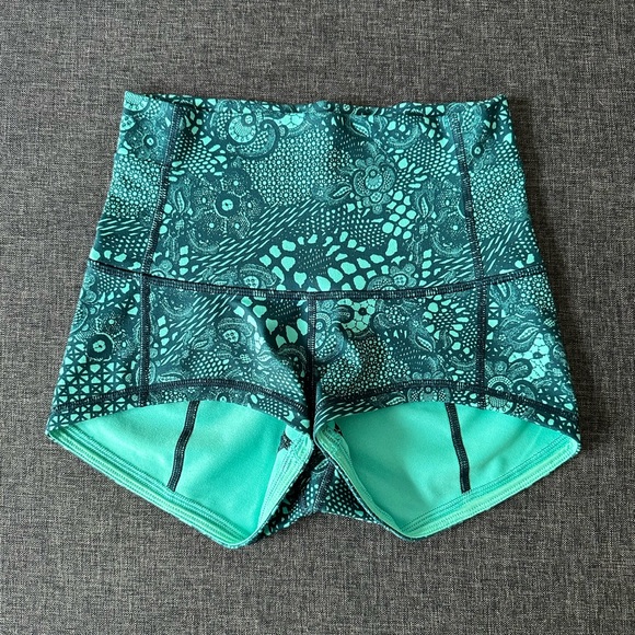 Lululemon shorts- worn once size 4 - Picture 1 of 3